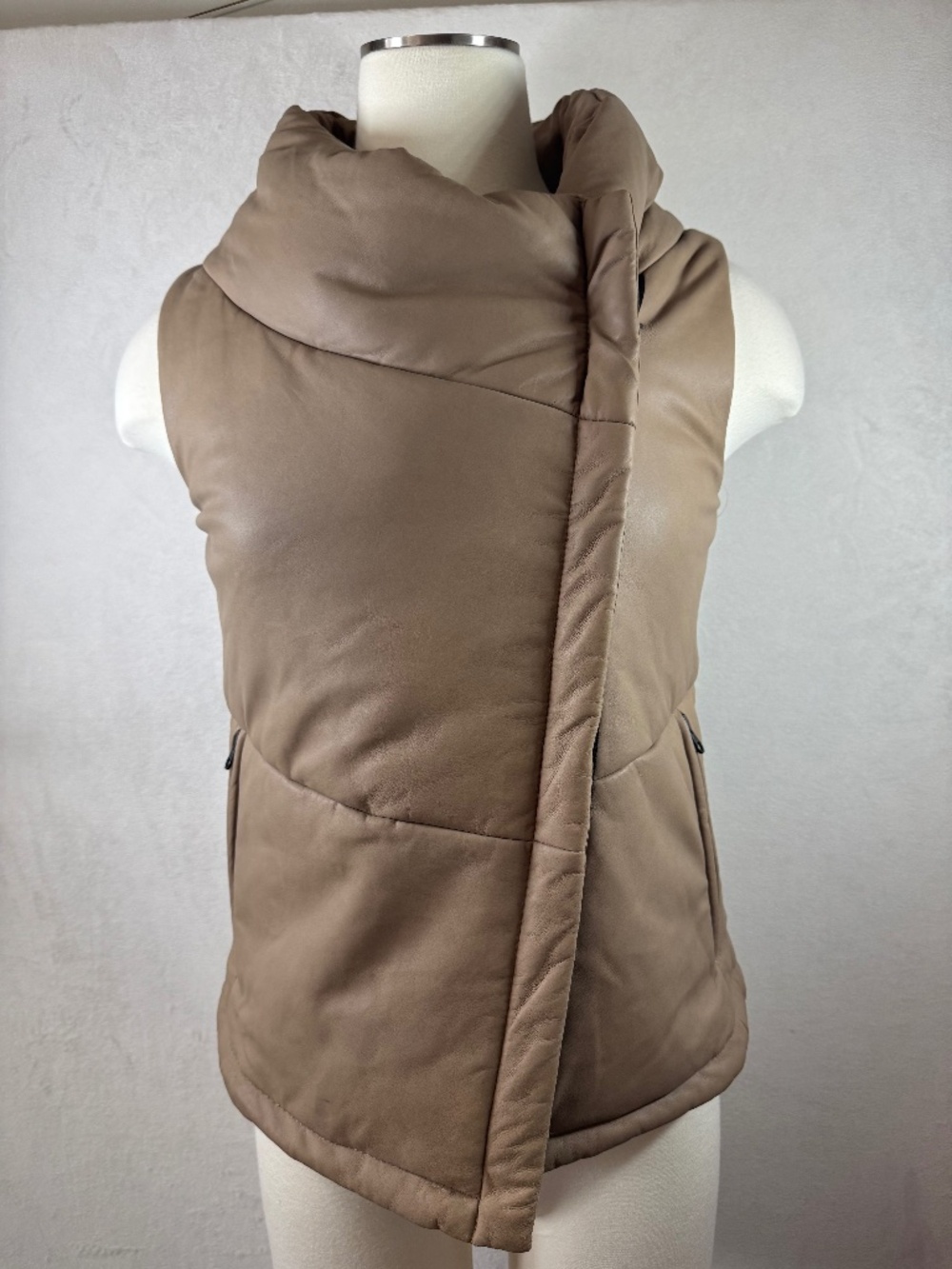 Danier Taupe Thinsulate Brown Leather Puffer Vest size 3XS fits Small